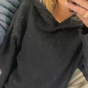 Svart hoodie från Bik Bok - Mysig svart stickad hoodie från Bik Bok i ett mjukt material. Perfekt för kyliga dagar med sin bekväma passform och klassiska design. Huvan ger extra värme och stil. Använd fåtal gånger så i perfekt skick🩷 Använd gärna köp nu!🩷