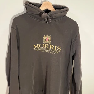 Morris hoodie mörkgrön - Säljer en mörkgrön hoodie från Morris då den tyvärr blivit för liten. Hoodien är väldigt sällsynt och eftertraktad (Slutsåld överallt). Skick 5/10, hoodien har användits väldigt mycket och därav har färgen slitits ut. Mitt pris: 200, Nypris: 1599. Vid intresse och mer bilder skicka gärna iväg ett meddelande! 