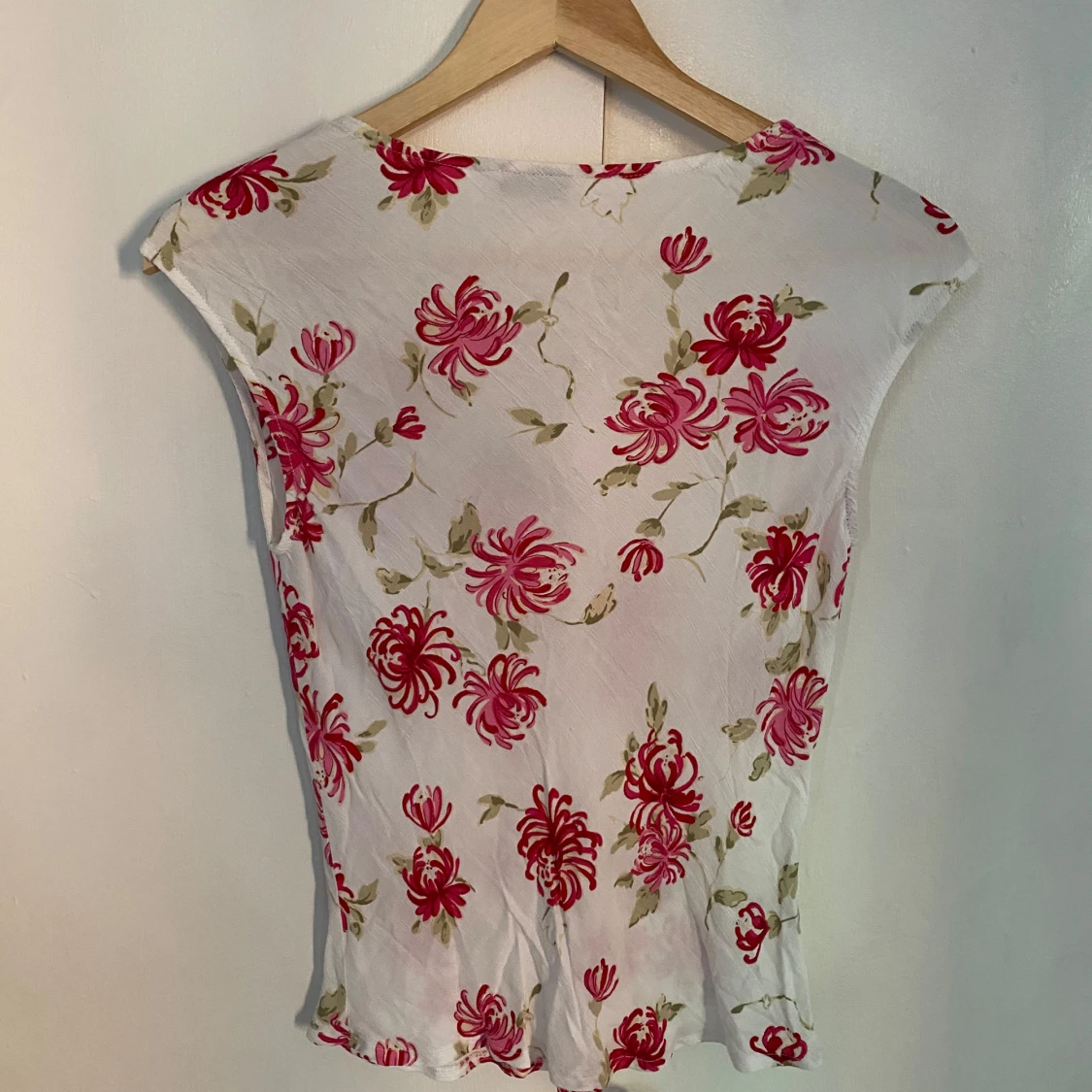 Vit blommig topp från George - 1