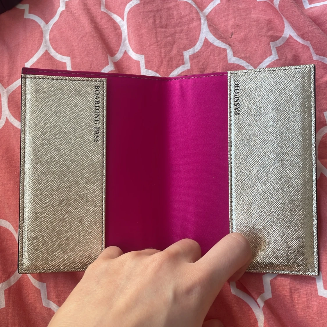 Guld passfodral från Victoria's Secret - 4