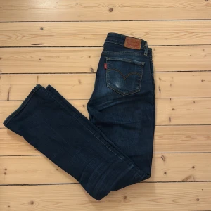 Mörkblå Levis jeans -  Skit snygga men kommer tyvärr inte till användning! Finns en liten defekt på höger bakficka men inget som tänks på! Skriv privat för egna bilder! 
