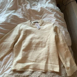 Beige stickad tröja från Gina Tricot - Säljer en beige stickad tröja från Gina Tricot. den är helt oanvänd och har prislapp kvar! det är inga defekter på tröjan då den är helt ny och orörd!❤️