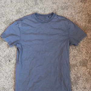 Blå t-shirt från Weekday  - Säljer en klassisk blå t-shirt från Weekday. Den har en enkel design med rund hals och korta ärmar. Perfekt för en avslappnad stil. Storlek xs men är snarare S.