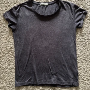 Mörkgrå t-shirt från Cubus - Säljer en stilren mörkgrå t-shirt från Cubus. Den har en enkel design med korta ärmar och rund halsringning. Perfekt för en avslappnad look.