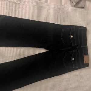 Lowaist bootcut jeans  - Snygga svarta jeans från lager i bootcut, supersköna och passar till allt , pris kan diskuteras ❤️
