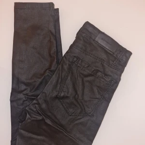 Svarta byxor från Stradivarius - Snygga svarta byxor från Stradivarius i en stilren design. Perfekta för en chic look. Använd 2 gånger. Garderobsrensning så kika gärna på övriga auktioner.