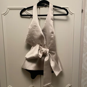 Topp från zara  - Jättefin topp från zara , använd en gång men typ ärr fått defekter på ena bröstet framförallt (bild 2). Storlek m