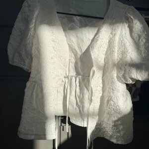 Vit blus - Vit öppen rygg blus som man även kan ha åt ”båda hållen”, säljer denna super söta blusen eftersom den inte kommer till andvändning.  Den är i storlek XS/S och passar säkert någon som har snäppet mindre i storleken. ❤️Skriv för frågor eller funderingar🥰