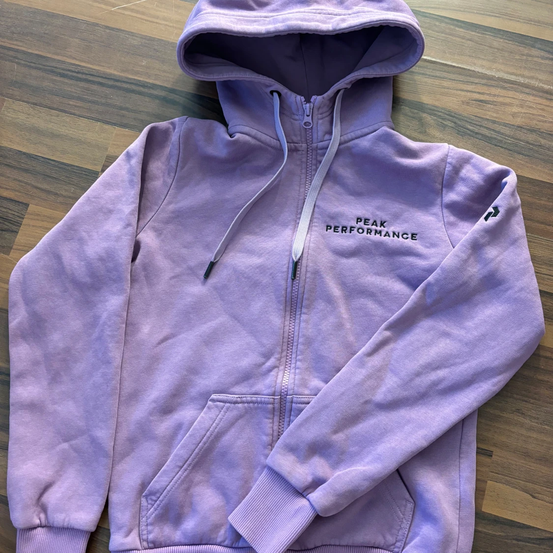 Lila hoodie från Peak Performance