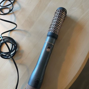 Värmeborste - Endast använd några gånger. Den har två munstycken som man enkelt kan byta mellan. En defekt är att på den ena borsten har piggarna åkt in lite borsten (se bild 2), men det kanske går att lösa!