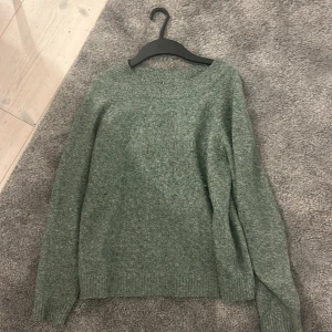 Grön stickad tröja  - Det är en grön stickad tröja från Vero moda i storlek xs. Jag säljer den för den inte kommer till användning och jag har använt den 4 ggr.  Frakten ingår i priset 