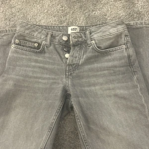 Grå jeansbyxor - Ett par gråa jeans som är raka ner till. Använt 3 ggr och säljer det för att dem aldrig kommer till användning. Dem är i xs och frakten ingår i priset dem är från lager 157. Dem är low waist 