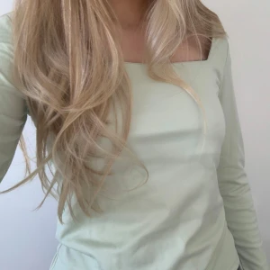 Somrig ljusgrön långärmad topp från H&M 💚💐 - Säkjer denna underbara, somriga topp från H&M, helt nyskick och oanvänd 💛 Toppen har en fyrkantig halsringning och är tillverkad av 50% återvunnen polyester. Skriv vid fler frågor eller prisförslag!!! 😊Köparen står för frakten!