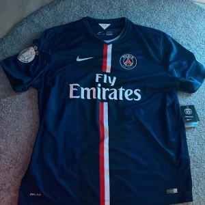 Blå PSG fotbollströja från Nike - Säljer snygg Ibrahimovic fotbollströja🙌🏻inte använd nån gång.I stl XXL.Köpt i Paris 2014.Kan diskutera pris.100% ÄKTA!!!