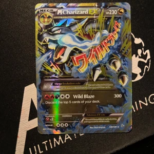 M Charizard EX Pokémonkort - Säljer ett M Charizard EX Pokémonkort med 230 HP och attacken Wild Blaze. Kortet har en cool design med Charizard i megaform och japansk text. Perfekt för samlare eller spelare som vill förstärka sin kortlek. Kortet är nummer 108 av 106.