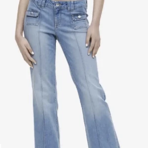Bootcut jeans med snygga detaljer - Snygga bootcut jeans med låg midja och fickdetaljer fram.  i ljusblå färg. Säljer då de är lite stora och inte kommer till användning 