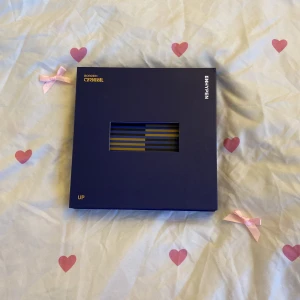 ENHYPEN Border: Carnival Album - Säljer ENHYPENs album 'Border: Carnival'. Inkluderar en fotobok, CD, fotokort,etc (NO POSTER❌) + freebies ! (kom gärna med prisförslag 💕) 