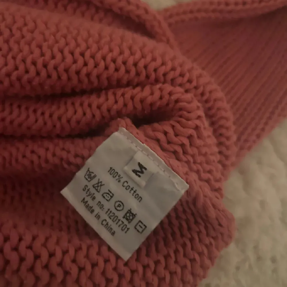 Säljer en snygg rosa stickad tröja från Hunkydory. Tröjan är tillverkad i 100% bomull och har långa ärmar. Perfekt för kyligare dagar och ger en stilren look. Passar bra till jeans eller kjol.. Neuletakit & Villapaidat.