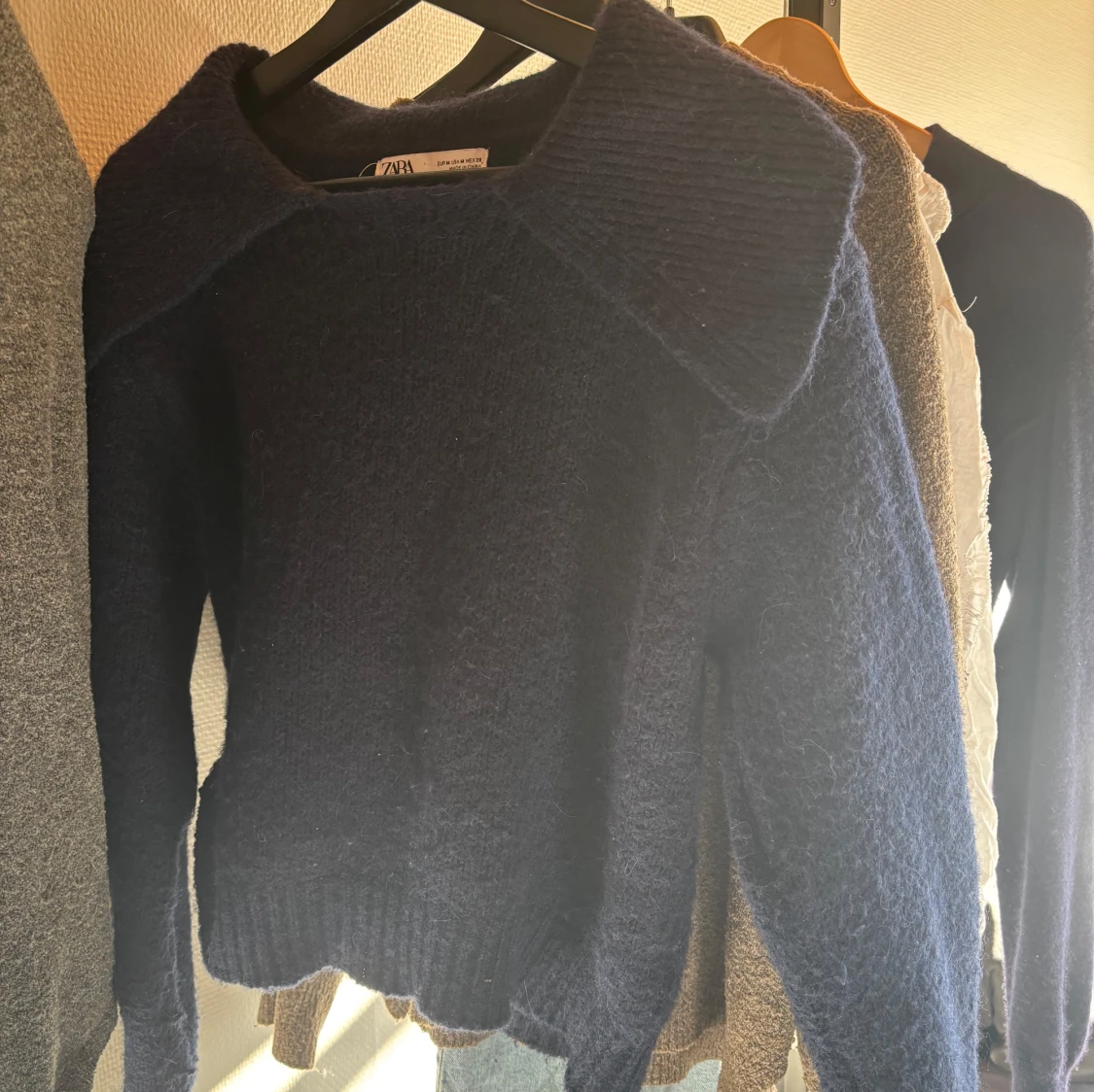 Mörkblå stickad tröja från Zara