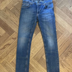 Dondup jeans - Dondup jeans modellen mius i storlek 32 i waist. Jeansen är i riktigt bra skick inga defekter