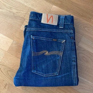 Nudie jeans  - Snygga mörkblå jeans från Nudie De har en rak passform. Storlek W33 L34 men passar även för W34 Jeansen är i bra skick!