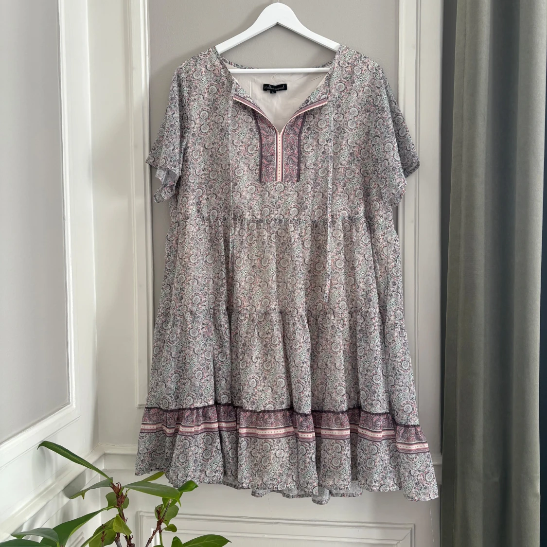 Mönstrad klänning från Wishlist Apparel - 2