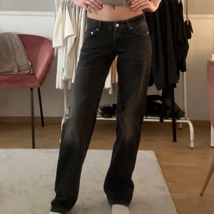 Svarta jeans från Weekday - Snygga svarta jeans från Weekday i modellen Arrow. De har en låg midja och rak passform. Lappen är kvar då dom är oanvända💕Nypris 500kr