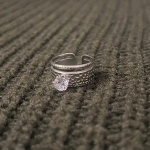 Modern Elegance - Silver Ring with Stone - US storlek 7, diameter 17,3 mm, omkrets 54,4 mm. En elegant ring med en stilren och modern design, perfekt för både vardag och fest. Justerbar för en bekväm passform.