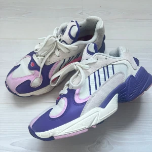 DragonballZ Adidas sneakers  - Snygga Dragonball Z themed Adidas sneakers med en mix av lila, rosa och vita detaljer. Skorna är använda några gånger men sjukt bekväma och exklusiva! Man hittar inte dessa någonstans längre. 