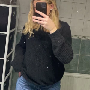 Svart stickad tröja från The Black Label Collection - Säljer en jättefin svart stickad tröja från lager 157 då jag inte använder den längre