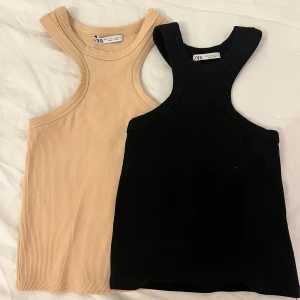 Ribbad linne i beige och svart från Zara - Säljer två ribbade linnen från Zara i färgerna beige och svart. De är ärmlösa och har en stilren design som passar perfekt till sommaren. Perfekta basplagg för din garderob! 1st för 99kr båda för 150kr