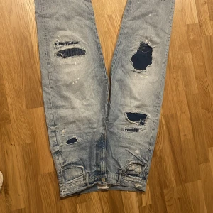 Ljusa jeans med slitningar från Zara - Blå jeans med slitningar från Zara, använda bara några få gånger. De är supermysiga och sitter löst och skönt på kroppen. Jag säljer dem för att jag har gått ner i vikt och de passar inte längre.priset kan diskuteras 
