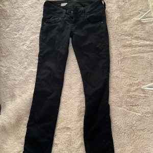 Svarta jeans från Pepe Jeans - Snygga svarta jeans från Pepe Jeans med regular fit och låg midja. De är straight och är från sellpy men inte passat💕I längden är dom 32 men dom är lite större i midjan