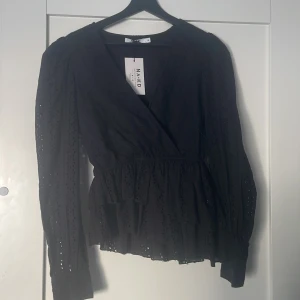 Svart blus - Jättefin svart blus som tyvärr aldrig kommit till användning, köpte den på Vinted för ett tag sen 