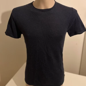 Mörkblå t-shirt från Zara Man - Säljer en stilren mörkblå t-shirt från Zara Man. Den är kortärmad och gjord i mjuk bomull, perfekt för en avslappnad look. Passar bra till både jeans och shorts.