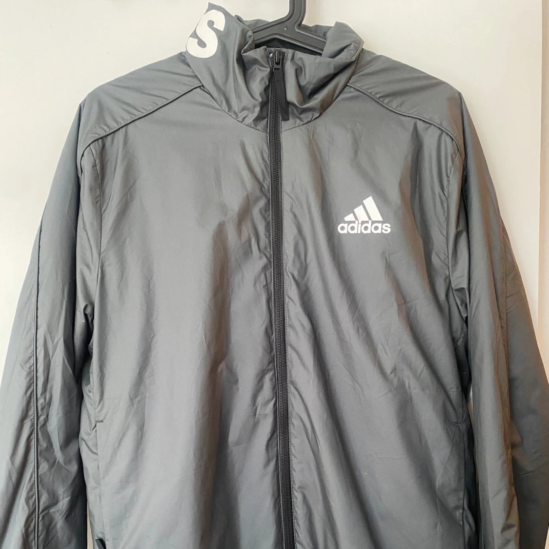 Grå vindjacka från Adidas