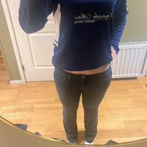 Mörkblå bootcut jeans - Säljer ett par sjukt snygga mörkblå bootcut jeans med låg midja. Andvänt ett fåtal gånger, otroligt sköna i materialet. Säljer dessa då dom är för små för mig💕