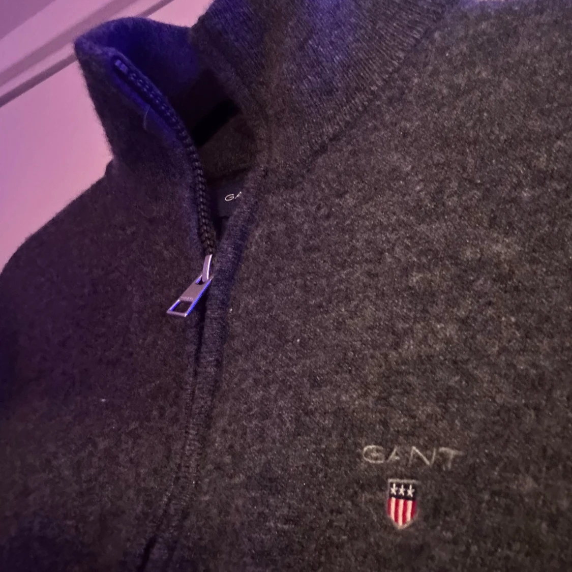 Mörkgrå tröja med dragkedja från GANT - 3