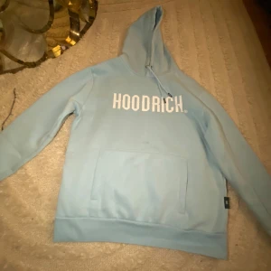Blå hoodrich hoodie - Säljer denna hoodien. Anledningen är att den inte passar löngre. Den ska rengöras och tvättas innan postning