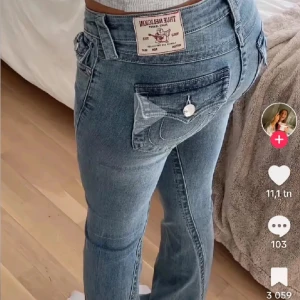 True religion jeans  - Ljusblå true religion jeans i storlek w26. Dom har lite slitningar längst ner eftersom de är långa därav kan priset diskuteras🙌🏻🙌🏻