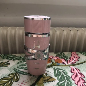 Lattafa Yara - Lattaffa Yara är en ungdomlig söt gourmanddoft. Det finns många som tycker att den luktar som en jordgubbsmilkshake. Jag har dock gjort en layering av SDJ 62 och SDJ 40 och jämfört med den här doften och tycker att det är mer likt. Då jag tycker att Yara luktar som karameliserad frukt. Hållbarheten och projektionen är god. Dess originalpris ligger på 319 kr för 100 ml. Jag har sprejat den 3 ggr men är annars i stort sett oanvänd. Kund står för frakt. 