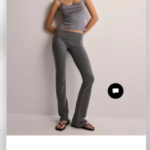Grå bootcut byxor från Nelly - Snygga grå bootcut byxor från Nelly. Storlek:S🩷🫶🏼
