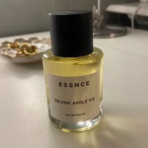 Essnce Parfym - Essnce Parfym endast testad en gång. Säljer då jag har en annan parfym som passar just mig bättre🧡  En mycket god gourmand doft som passar alla! Pris kan alltid diskuteras! Perfekt som present🌟 