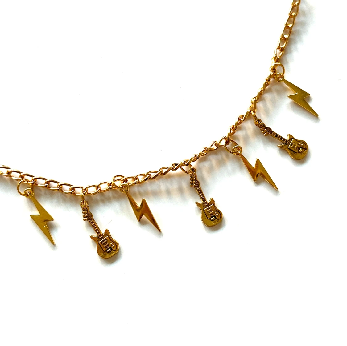 Guldfärgat accessoarsmycke  - 1