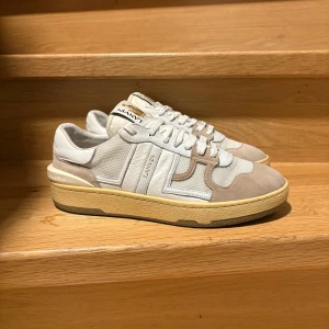 Lanvin sneakers  - Lanvin clay mesh sneakers - Storlek : 41 men stora passar lätt 42 - Väldigt fint skick - Nypris 7000sek - Vänligen skicka meddelande vid funderingar!