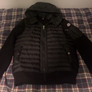 Moncler cardigan - Riktigt snygg Moncler cardigan med luva och feta detailjer Storlek S men den kan passa XS också! Pris går att förhandla🤝🏼