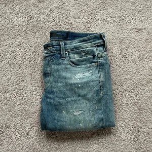 Jack and Jones jeans - Säljer dessa sjukt feta Jack and Jones jeans! De är slutsålda överallt! Skicket är som helt nytt! Storlek 30w 30l! Modell är Glenn och de är slim fit! Ny pris 999kr mitt pris endast 599! Dm vid frågor!