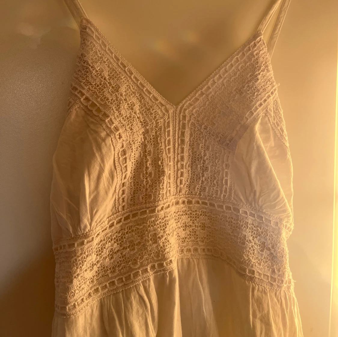 Vit klänning med spetsdetaljer - 2