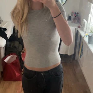 Grå tajt topp - Från weekday, strl xs, bra skick, dm för mer💕