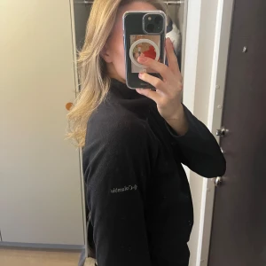 Svart fleece från Columbia  - Säljer en svart lite tunnare fleece från Columbia, sparsamt använd så den är i fint skick✨